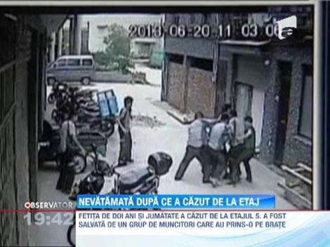 Un copil de 2 ani din China a scapat cu viata ca prin minune dupa ce a cazut de la etajul 5