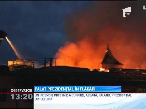 Un incendiu puternic a cuprins palatul prezidential din Riga, Letonia