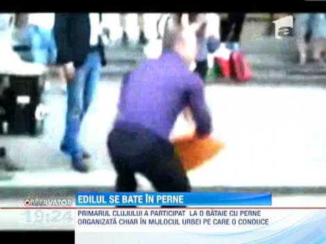 Emil Boc a participat la o bataie cu perne in centrul Clujului