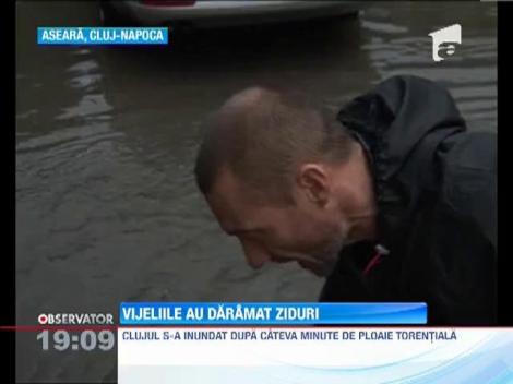 U{DATE/ O furtuna puternica a inundat strazile din Cluj