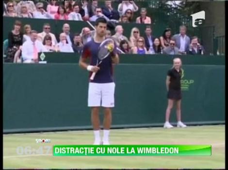 Novak Djokovici o imita pe Maria Sarapova