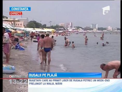 Angajatii care au primit liber de Rusalii petrec la malul marii