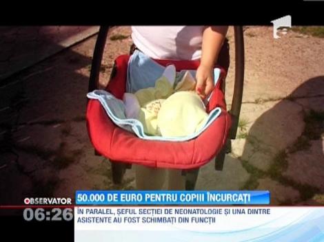Mamele copiilor incurcati la maternitatea din Onesti cer despagubiri de 50 de mii de euro