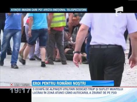 Mai multi alpinisti au ajutat la scoaterea victimelor din prapastie