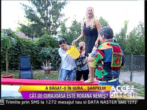 Roxana Nemes a traversat o piscina in care se afla un sarpe urias!