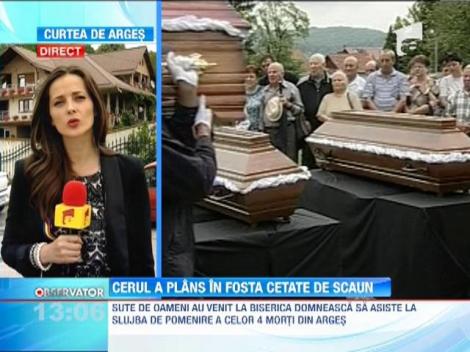 Sute de oameni au venit la Biserica Domneasca sa asiste la slujba de pomenire a celor 4 morti din Arges