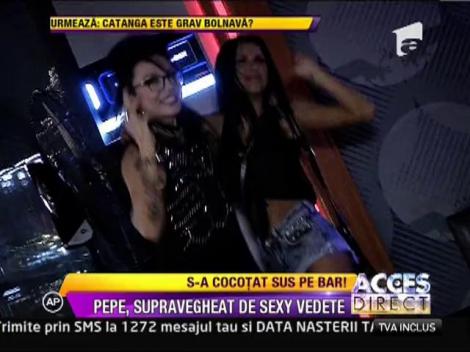 Pepe, inconjurat de domnisoare in club!