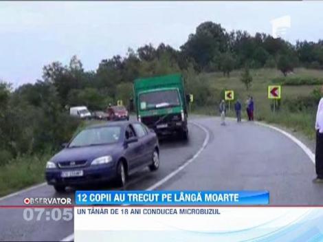 12 copii au trecut pe langa moarte, dupa ce microbuzul in care se aflau s-a rasturnat