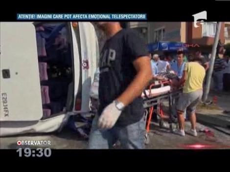 Un autocar s-a rasturnat in mijlocul unei intersectii din Turcia. Un mort si 26 de raniti