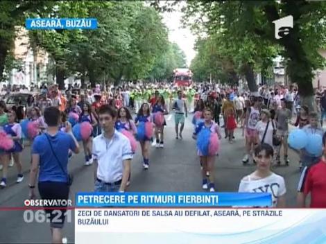 Zeci de dansatori de salsa au defilat pe strazile Buzaului
