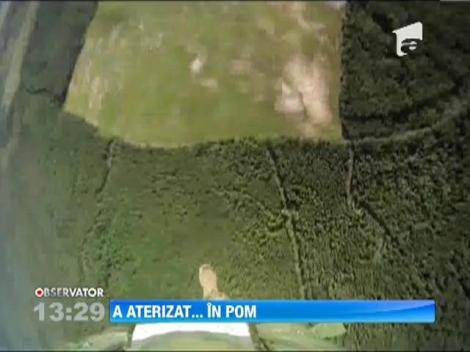 A sarit cu parasuta si a aterizat intr-un copac