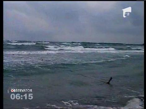 Furtuna pe litoral! Salvamarii au arborat steagul rosu