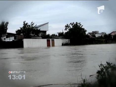 Peste o suta de romani au fost salvati din calea viiturilor de pompieri
