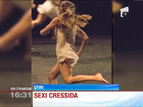 Cressida, presupusa prietena a printului Harry, imbracata sumar intr-o piesa de teatru