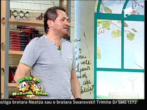 Cand Dani nu-i acasa, Razvan si Oprisan se joaca... tenis cu piciorul! 