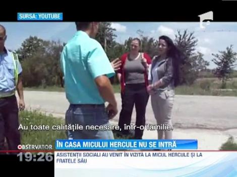 Tatal "micului Hercule", scandal cu autoritatile care au venit in vizita la micii lui culturisti