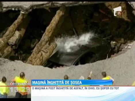 Masina inghitita de sosea in statul american Ohio