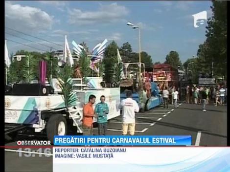 Pregatiri pentru carnavalul estival de la malul marii