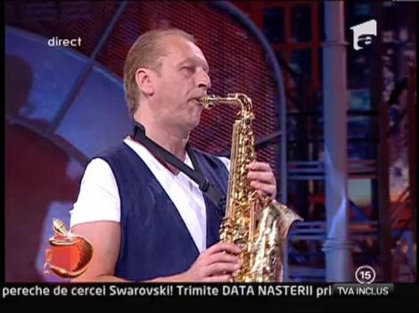Celebrul saxofonist Flavius Teodosiu canta la "Un show pacatos"