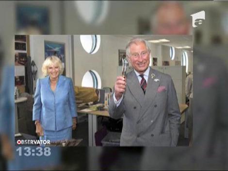Printul Charles surprins intr-un costum peticit