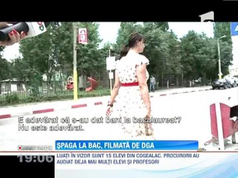 Eleva filmata in timp ce  strangea bani de la colegi.Suma ar fi urmat sa ajunga la supraveghetori