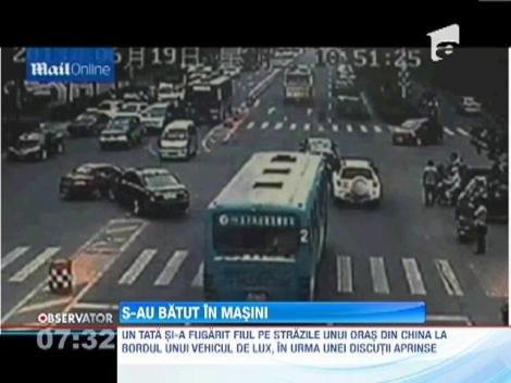 Vezi cum se rezolva certurile in China! Dupa ce s-au fugarit cu masinile de lux pe strazi, doi barbati, tata si fiu, s-au ciocnit repetat in plina intersectie 