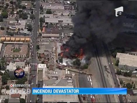 Un incendiu devastator a mistuit un centru comercial abandonat din apropiere de Los Angeles