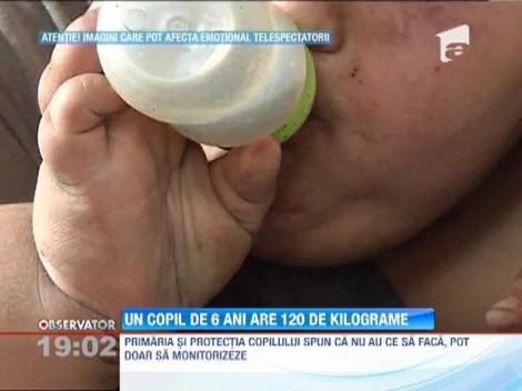 IMAGINI SOCANTE! Parintii i-au dat sa manance pana cand nu s-a mai putut misca. Are 6 ani si 120 de kilograme!