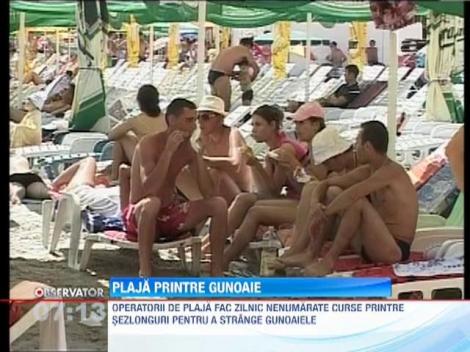 Turistii din Mamaia fac plaja printre gunoaie