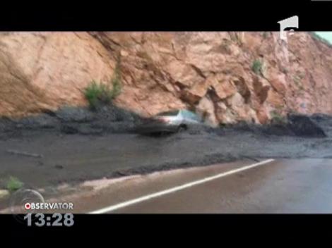 O famile de americani luata pe sus de un val de noroi in Colorado