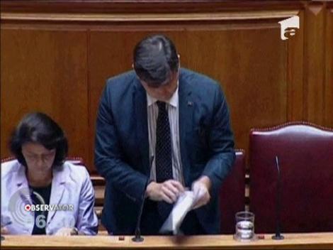 50 de oameni au aruncat cu confetti in Parlamentul din Lisabona, in timpul unei dezbateri