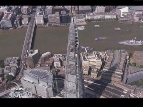 Sase activiste Greenpeace au fost arestate, dupa ce au escaladat cel mai mare zgarie-nori din Europa de vest