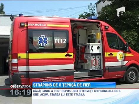 Un galatean a supravietuit dupa ce trupul i-a fost strapuns de un fier beton