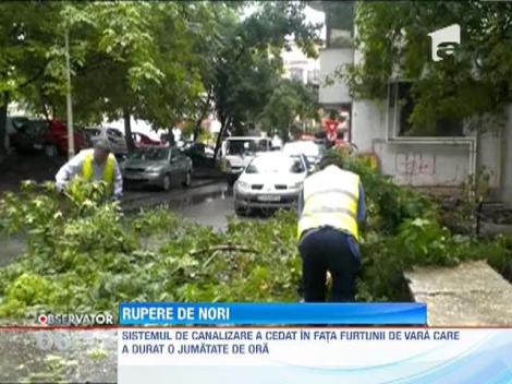 Zeci de strazi din Craiova au fost inundate in urma unei puternice ruperi de nori