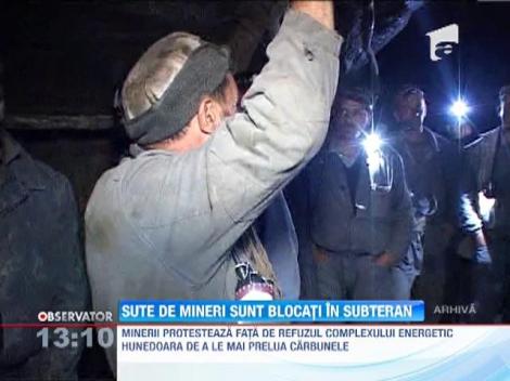 Update / Sute mineri de la exploatarile Paroseni, Petrila si Uricani s-au blocat in subteran in semn de protest