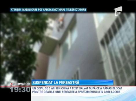 Pompierii din China au salvat un copil care a ramas suspendat in aer la o fereastra