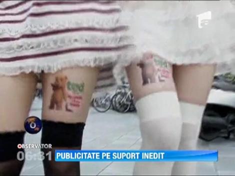 Publicitate pe un suport inedit: PICIOARELE unor tinere cu rochii scurte!