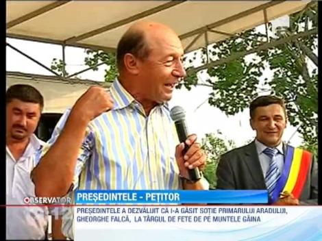 Traian Basescu a mers la Targul de Fete de pe Muntele Gaina!