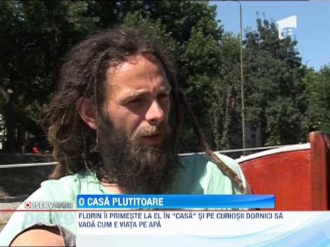 Un tanar din Timisoara s-a mutat pe raul Bega! El locuieste intr-o barca chiar in centrul orasului