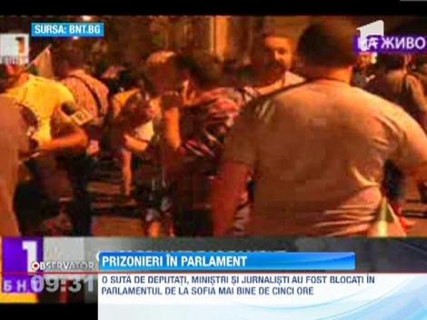 Deputati si ministri bulgari, asediati de protestatari in cladirea Parlamentului