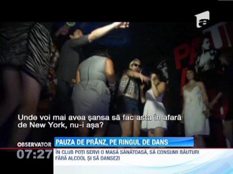 Tot mai multi americani isi petrec pauza de pranz in pasi de dans