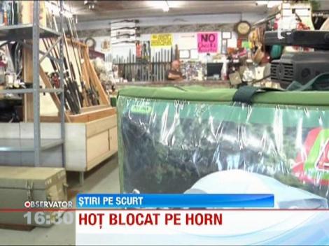 Hot blocat in hornul unui magazin de amanet