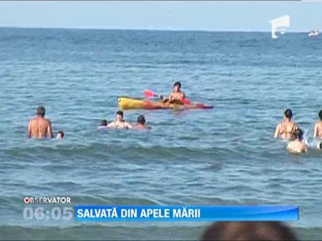 Fetita salvata de la moarte de doi salvamari de ocazie