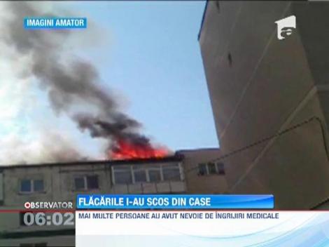 Acoperisul unui bloc din Curtea de Arges, distrus de flacari