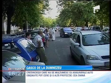 Slujba speciala pentru sfintirea autoturismelor, la o biserica romano-catolica din Oradea