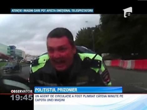 Agent de circulatie, prizonier pe capota masinii!