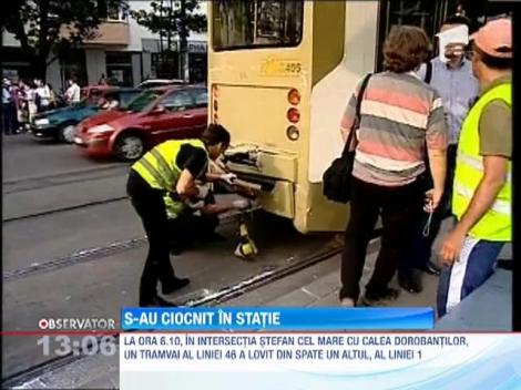 Update / Bucuresti: Ciocnire violenta intre doua tramvaie. Noua oameni au fost raniti