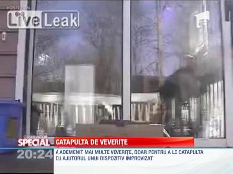 Gluma deplasata a unui american! A construit o catapulta, pentru a se razbuna pe veveritele de pe peluza sa