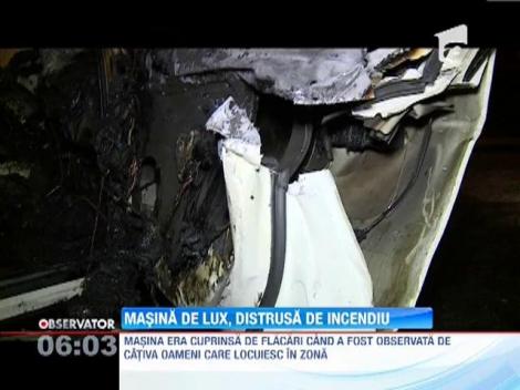 O masina de lux, distrusa de incendiu pe o strada din Bucuresti