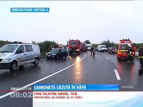 O camioneta a cazut intr-o rapa adanca de 40 de metri din Gorj! 12 oameni au fost raniti